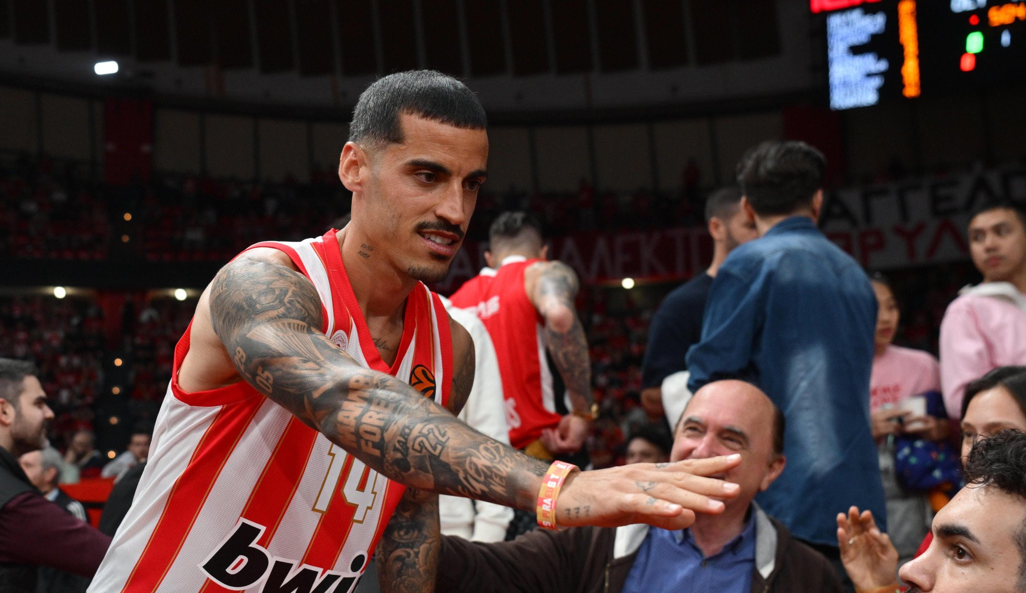 Ο Τσικίνιο βλέπει Ολυμπιακός-Μονακό με φανέλα Βεζένκοφ