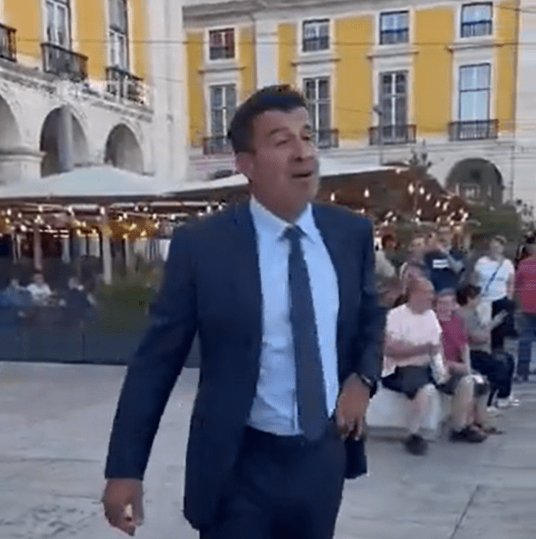 Ο Φίγκο «τα άκουσε» από οπαδούς της Μπαρτσελόνα και τους έδειξε τα γεννητικά του όργανα (video)