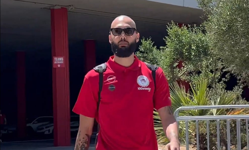 Το «Habibi» του Φουρνιέ στην αναχώρηση του Ολυμπιακού για Άμπου Ντάμπι (video)