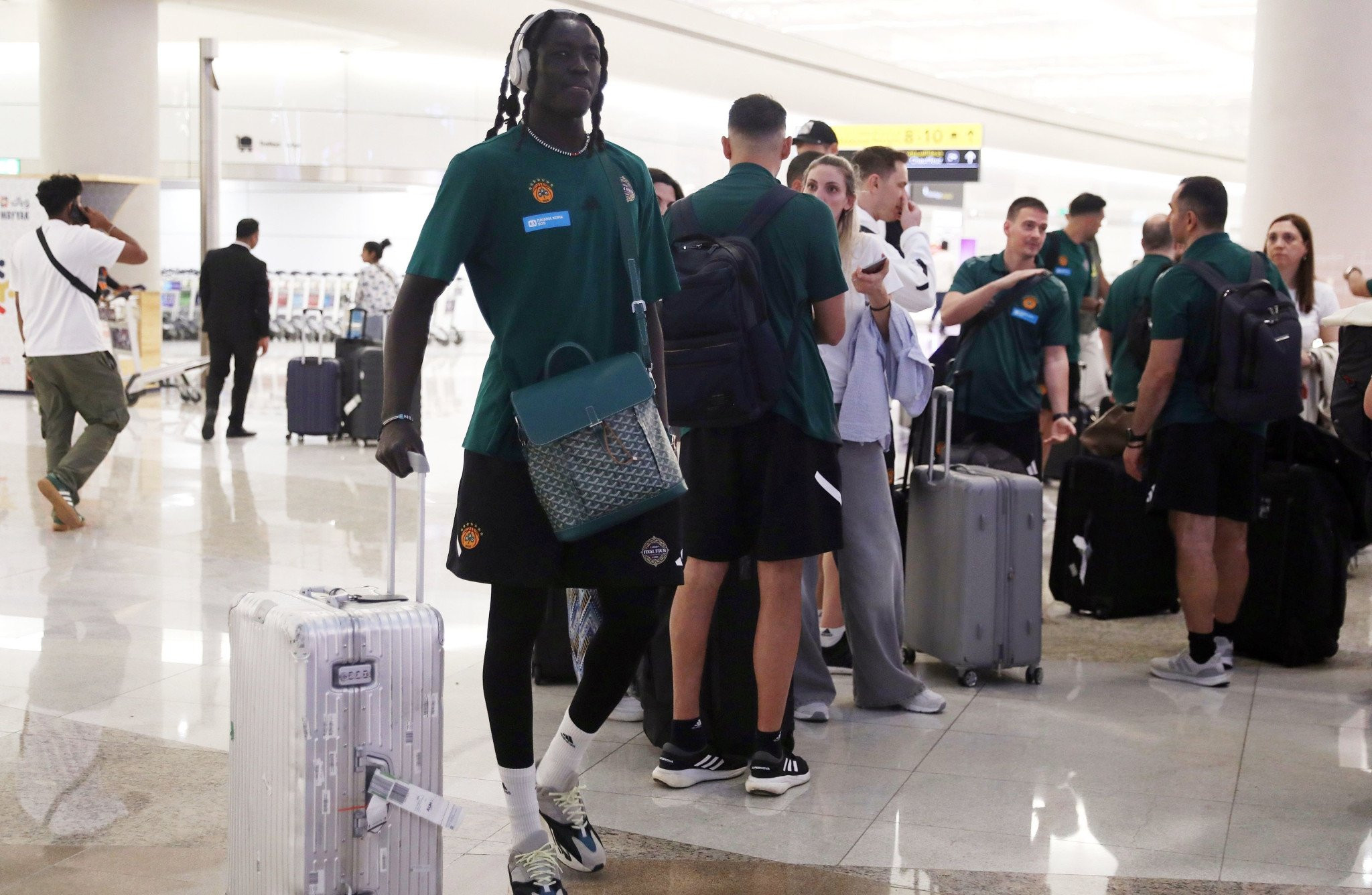 Ο ύμνος του Παναθηναϊκού μέσα στο αεροπλάνο στην άφιξη στο Άμπου Ντάμπι (video)