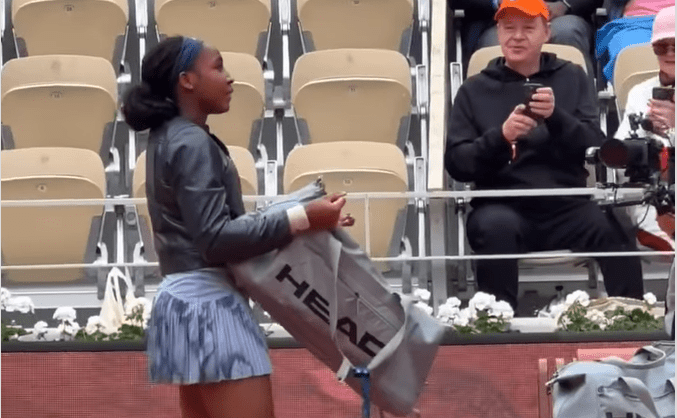 Roland Garros: Η αμήχανη στιγμή που η Γκοφ αντιλαμβάνεται ότι έχει ξεχάσει τις ρακέτες της (video)