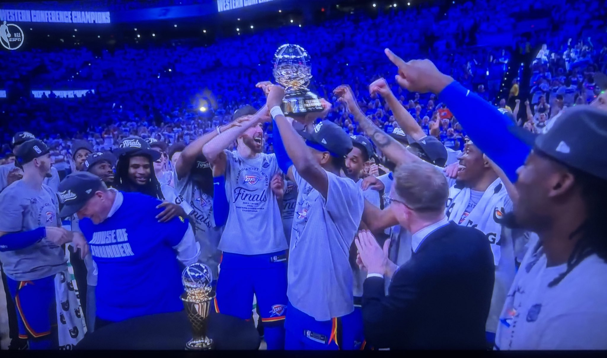 Οι Θάντερ έκαναν περίπατο κόντρα στους Τίμπεργουλβς και επιστρέφουν σε τελικούς NBA