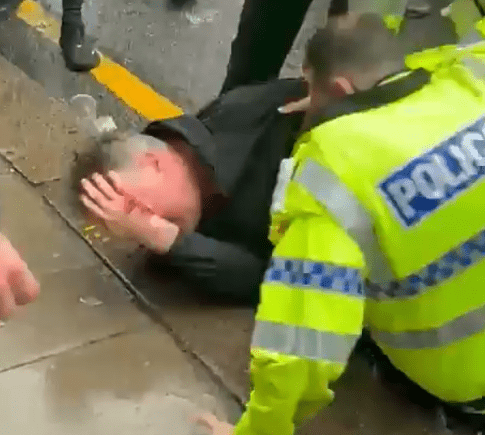 Η στιγμή της σύλληψης του δράστη στο Λίβερπουλ (video)