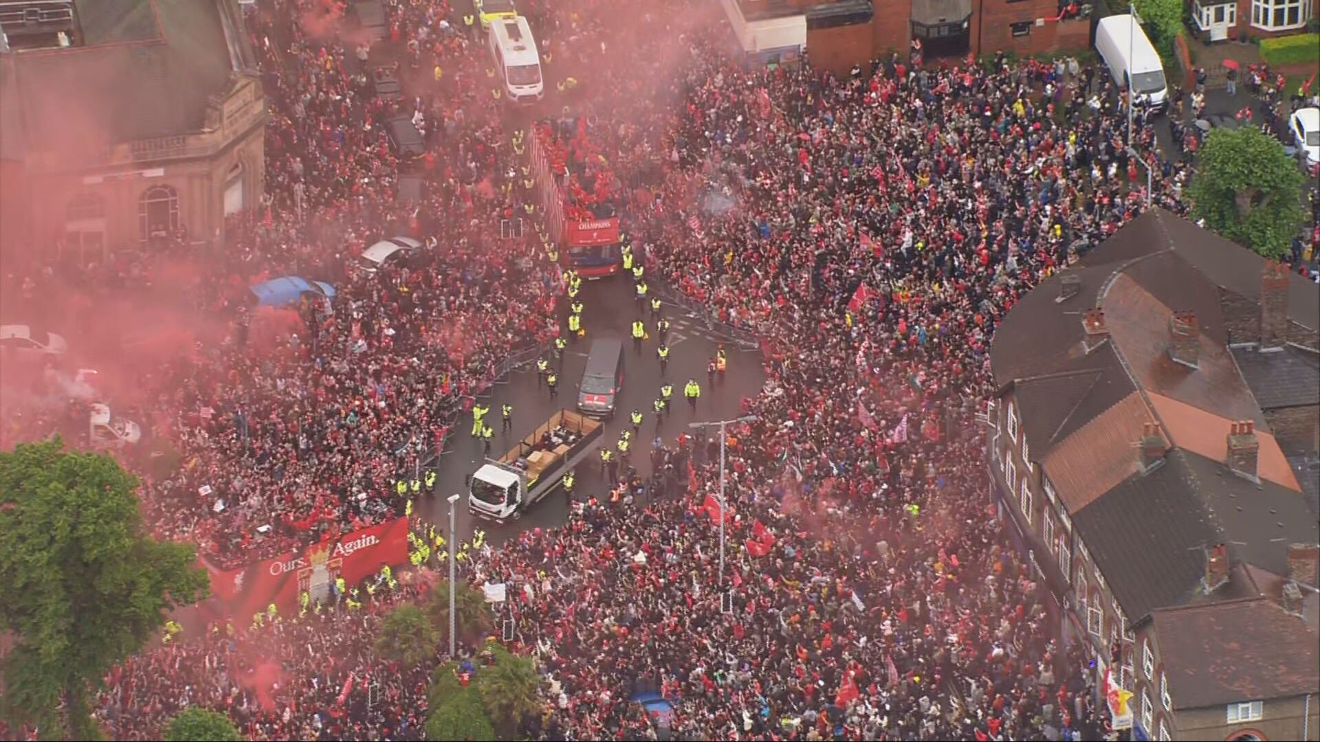 Πανζουρλισμός στην πρώτη παρέλαση πρωταθλήματος της Λίβερπουλ μετά από 35 χρόνια (videos)
