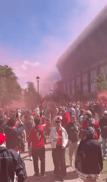 «Τρέλα» για τη Λίβερπουλ έξω από το Άνφιλντ (video)