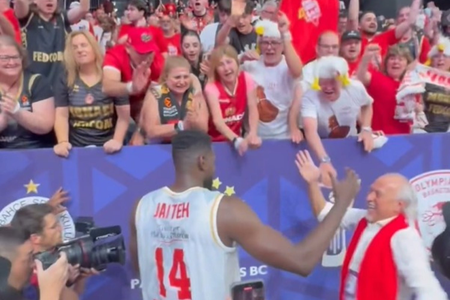 Παίκτες και φίλαθλοι της Μονακό παρέα με τον Φεντορίτσεφ πανηγυρίζουν την πρόκριση στον τελικό (video)