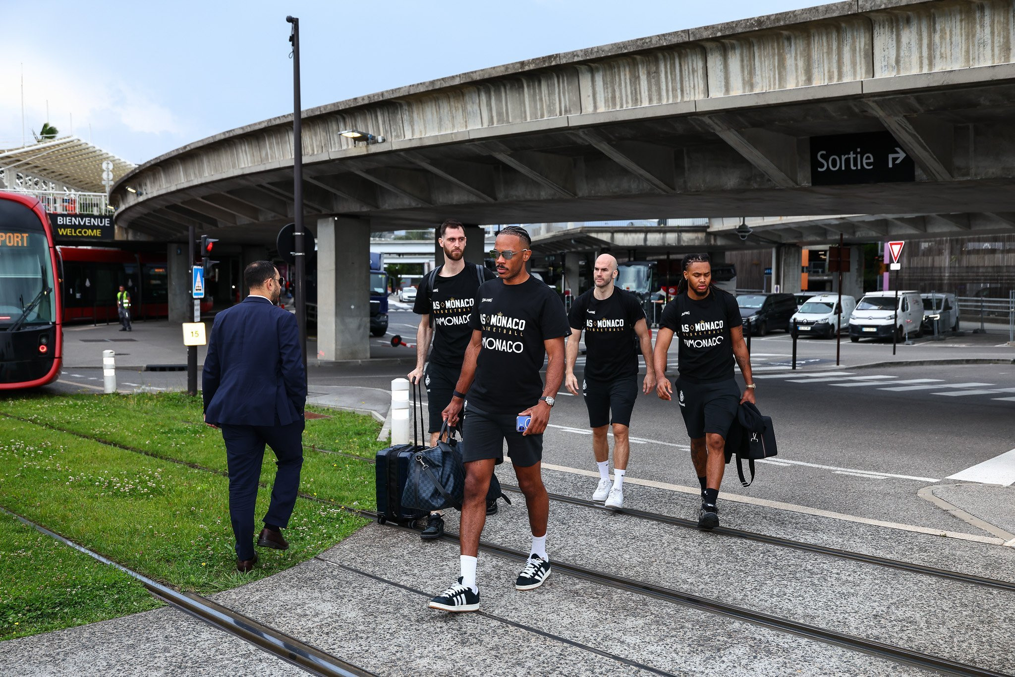 Video του Athletiko με την άφιξη της Μονακό στο ξενοδοχείο στο Άμπου Ντάμπι - Τους έβαλαν από το πλάι