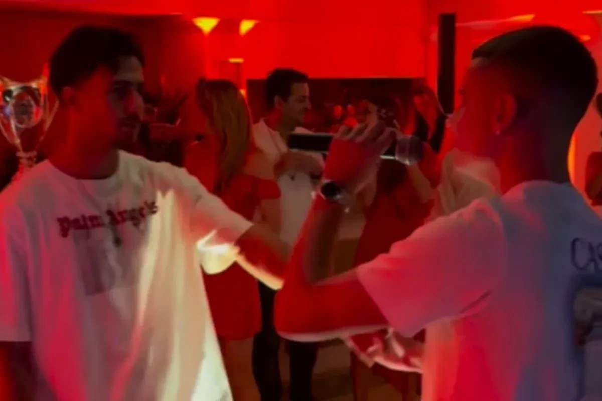 Μουζακίτης και Κωστούλας τραγουδάνε το Gucci φόρεμα σε απίθανο βίντεο!