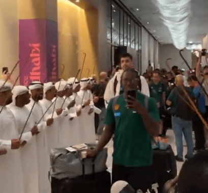 Video από την... ιδιαίτερη άφιξη του Παναθηναϊκού με ντόπιους χορούς στο ξενοδοχείο