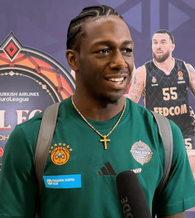 Τι... κρύβει το μπλουζάκι του Ναν στο Άμπου Ντάμπι;