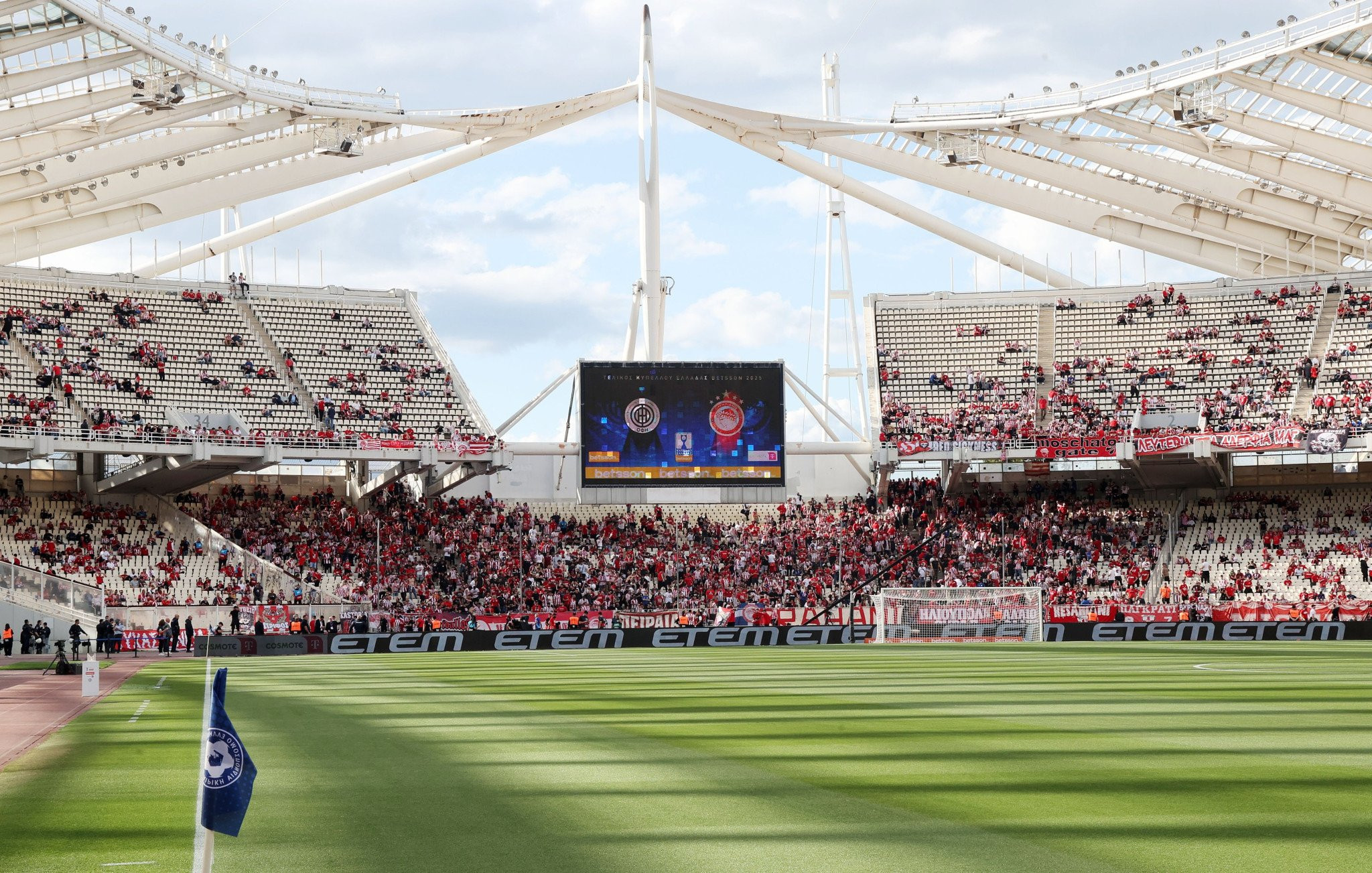 Παπάς πιάστηκε στα χέρια με σεκιουριτά στο ΟΑΚΑ - Τι συνέβη