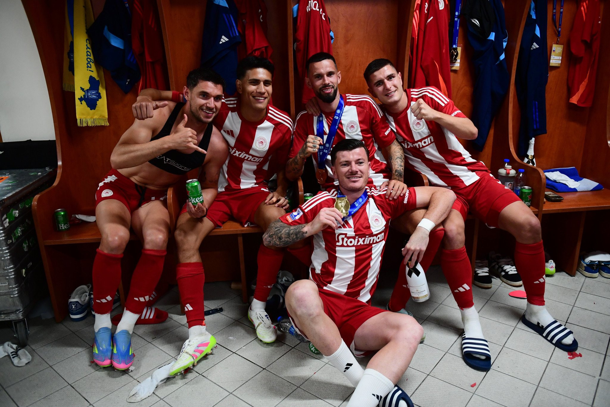 Πάρτι και στα αποδυτήρια για τον νταμπλούχο Ολυμπιακό - Ψυχή του γλεντιού ο Μπρούνο