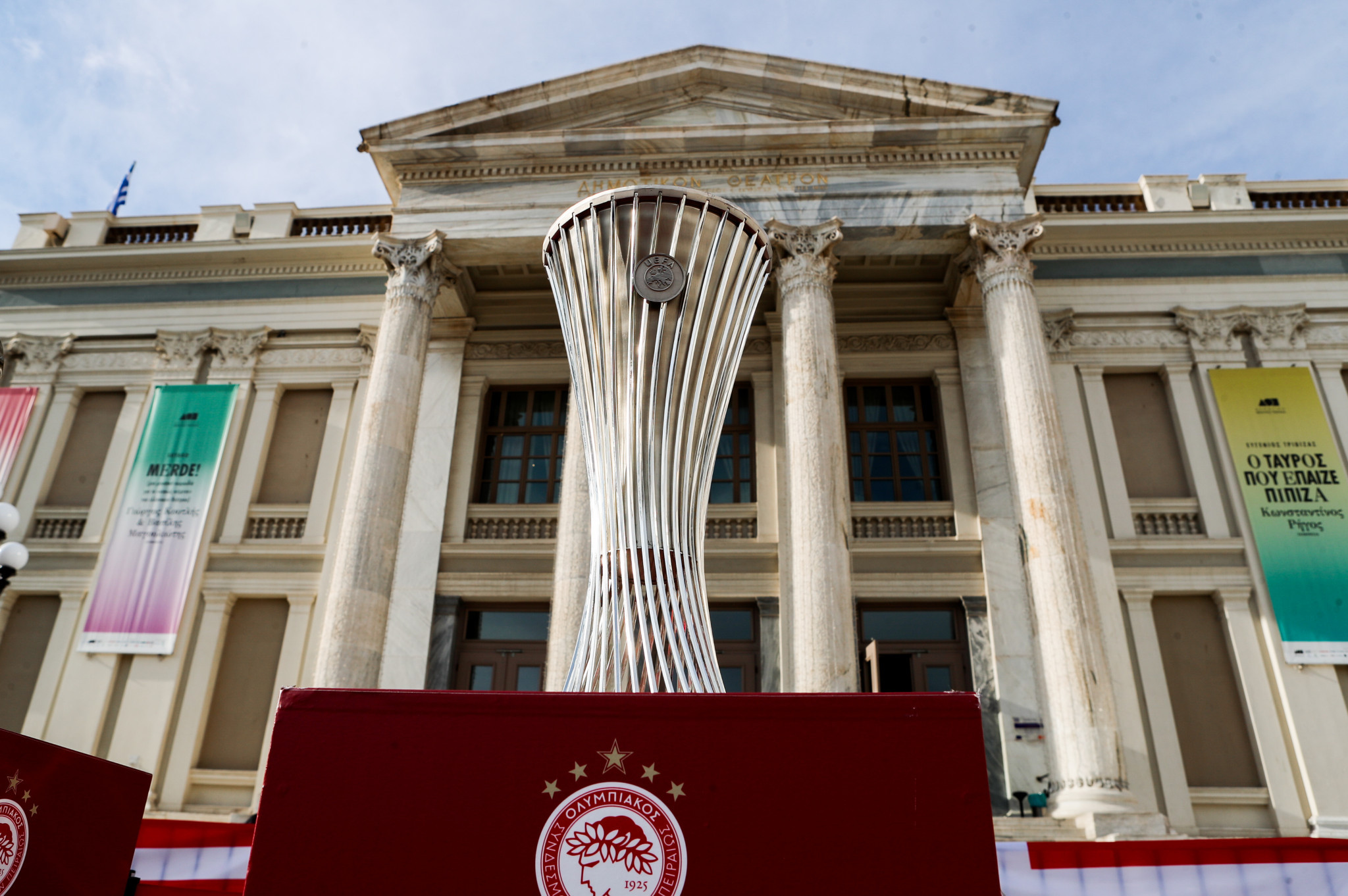 Ο Ολυμπιακός παρέδωσε το στέμμα του - Η «Χρυσή Βίβλος» του Conference League