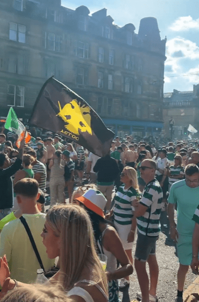 Οπαδός της Σέλτικ πανηγύρισε την κατάκτηση πρωταθλήματος με σημαία της ΑΕΚ (video)