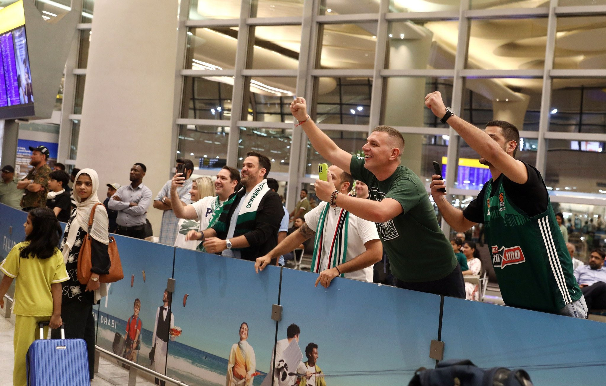 Αποθέωση από λίγους φίλους του Παναθηναϊκού κατά την άφιξη της ομάδας στο Άμπου Ντάμπι