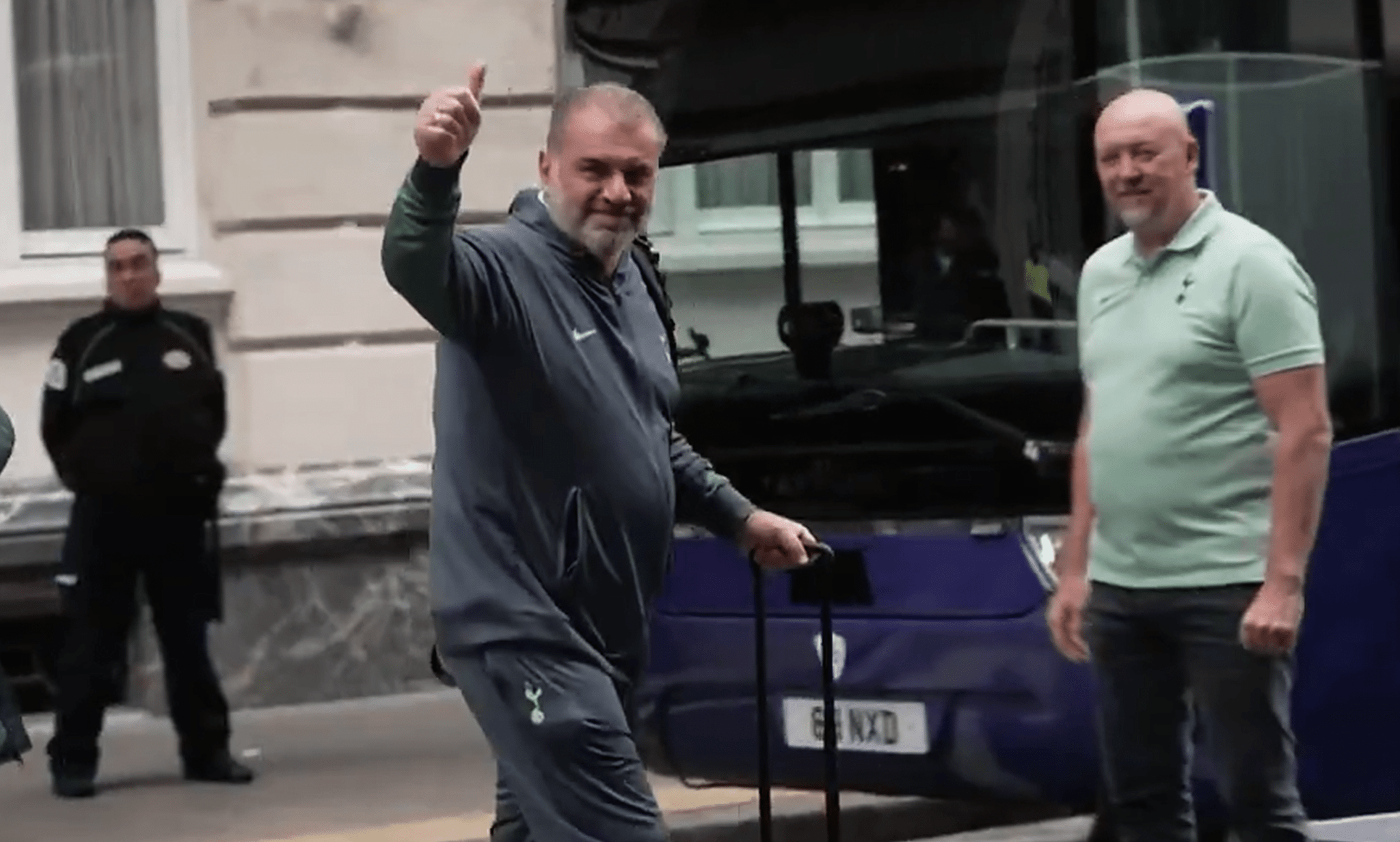 Οπαδοί της Τότεναμ αποθέωσαν τον Ποστέκογλου έξω από το ξενοδοχείο (video)