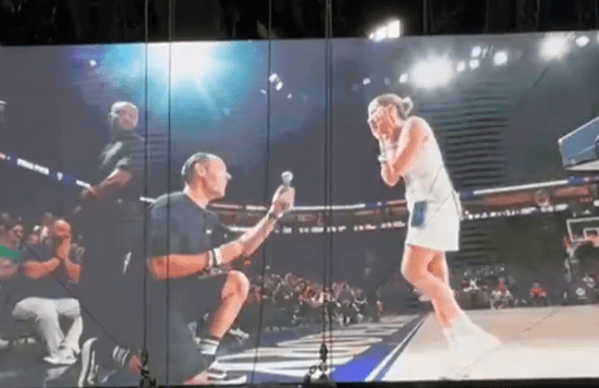 Πρόταση γάμου κατά τη διάρκεια του μικρού τελικού ανάμεσα σε Ολυμπιακό και Παναθηναϊκό (video)