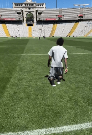 Ο Ραφίνια έκανε... τάμα και διέσχισε γονατιστός το Μονζουίκ (video)