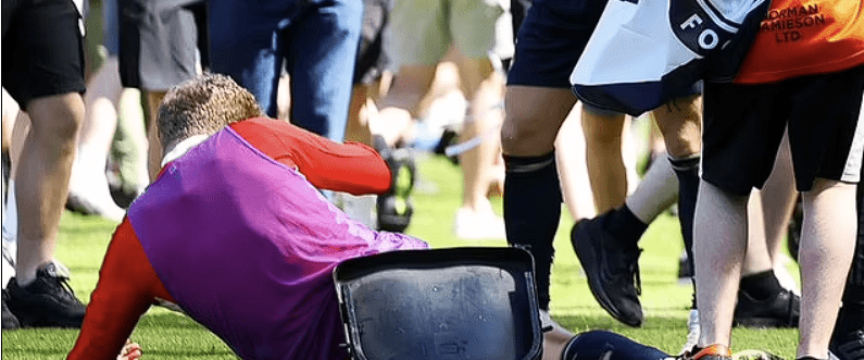 Παίκτης μέσα στα αίματα από αντικείμενο που πέταξε οπαδός της ομάδας του (video)