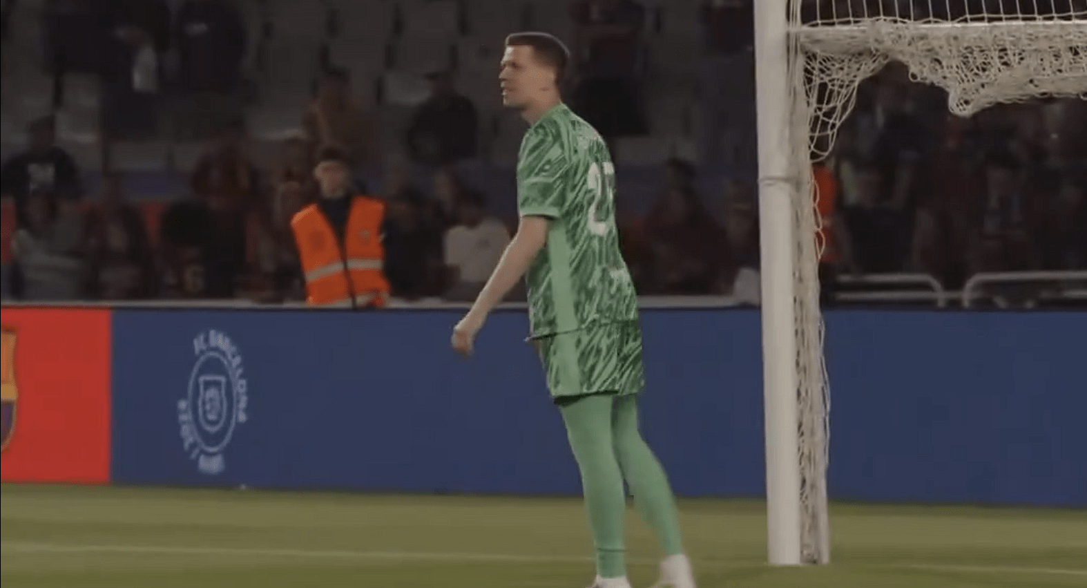 Ο γιος του Σέζνι είναι παικταράς, αλλά ο μπαμπάς του δεν τον αφήνει να του βάλει γκολ (video)