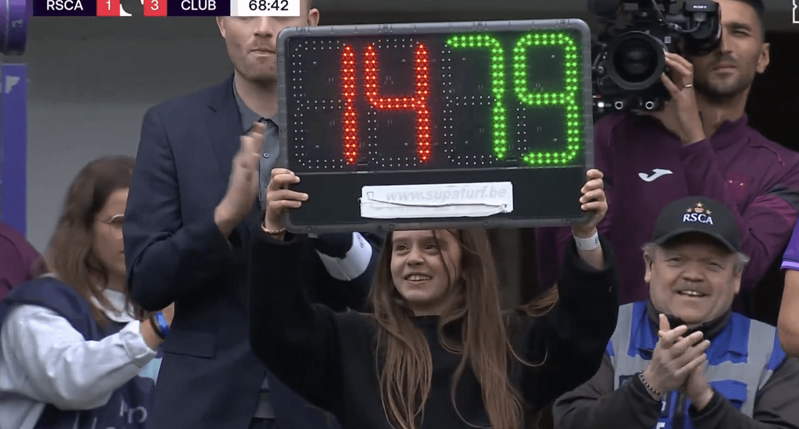 Ο Βερτόνχεν είπε «αντίο» στο ποδόσφαιρο με την κόρη του να σηκώνει την ταμπέλα της αλλαγής