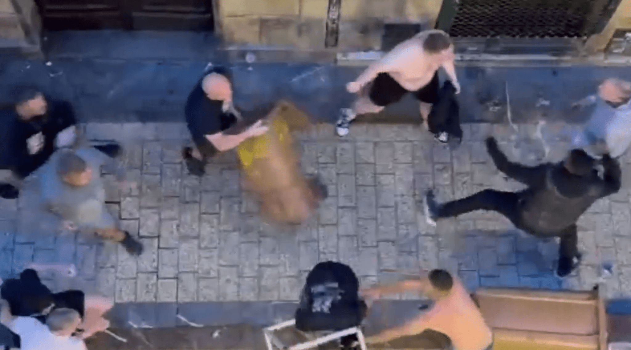 Αγριες συμπλοκές πριν τον τελικό - Χούλιγκαν της Τότεναμ και της Γιουνάιτεντ τα έκαναν «γυαλιά καρφιά»  (video)