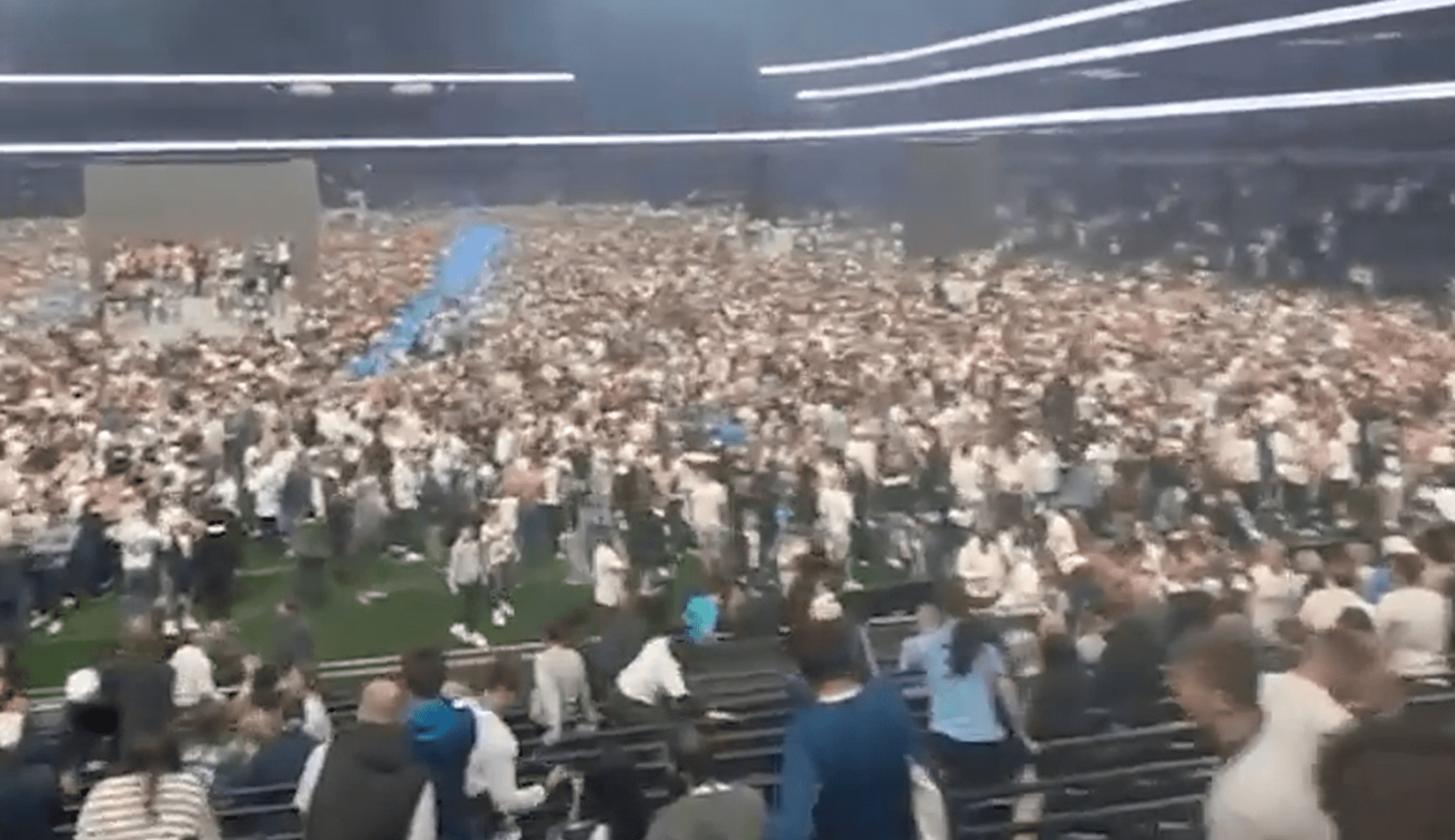 Η τρελή στιγμή που 40.000 οπαδοί της Τότεναμ εισβάλουν στο γήπεδο για να πανηγυρίσουν (video)