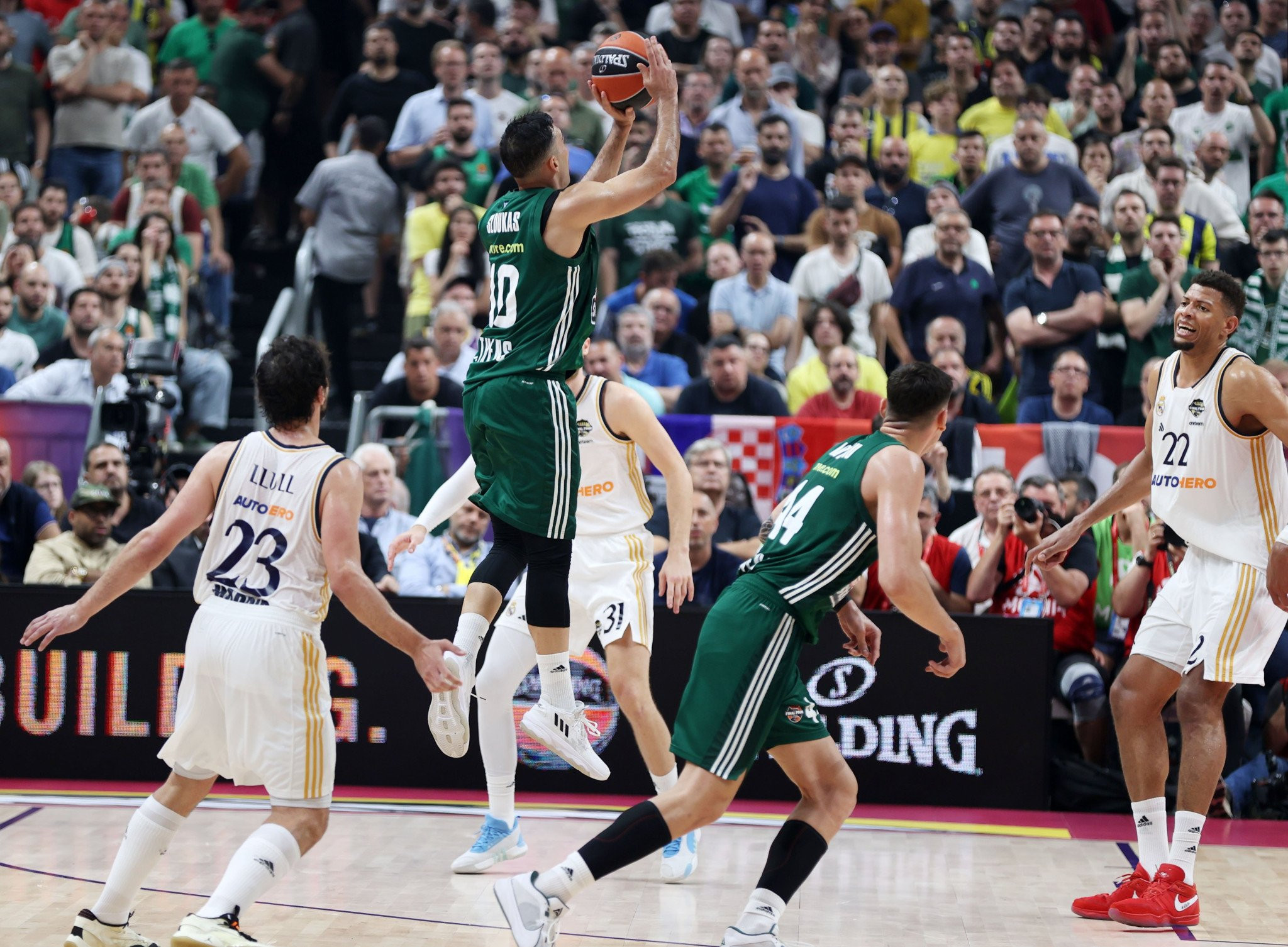 Ο Σλούκας αποκαλύπτει: «Ήξερα τι κάνει ο Καμπάτσο, αλλά ένιωσα το τρόπαιο δικό μας»