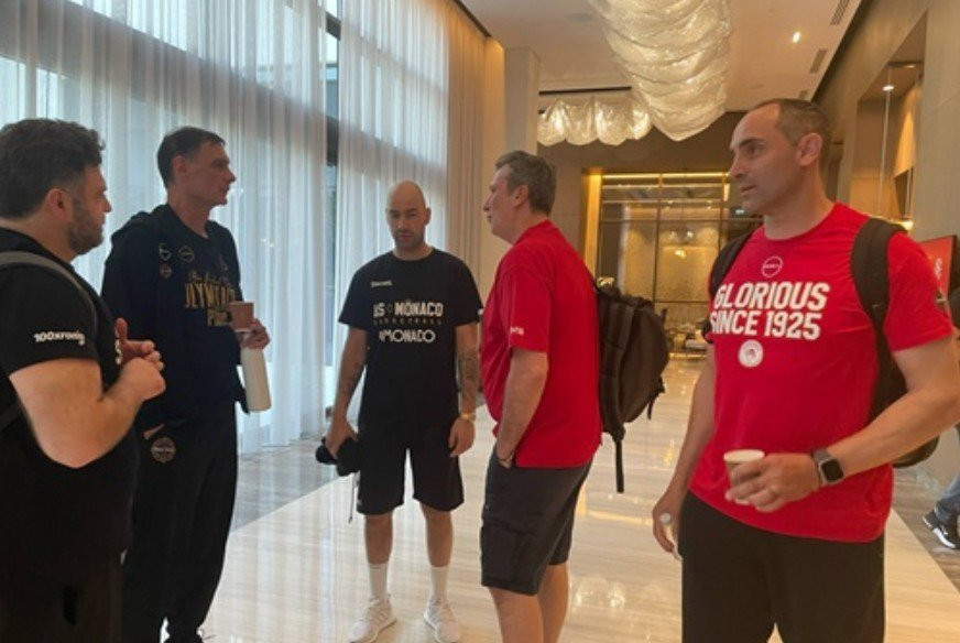 Βίντεο: Η αγκαλιά Μπαρτζώκα με Σπανούλη στο ξενοδοχείο - «Μετακόμισε η οικογένεια;»