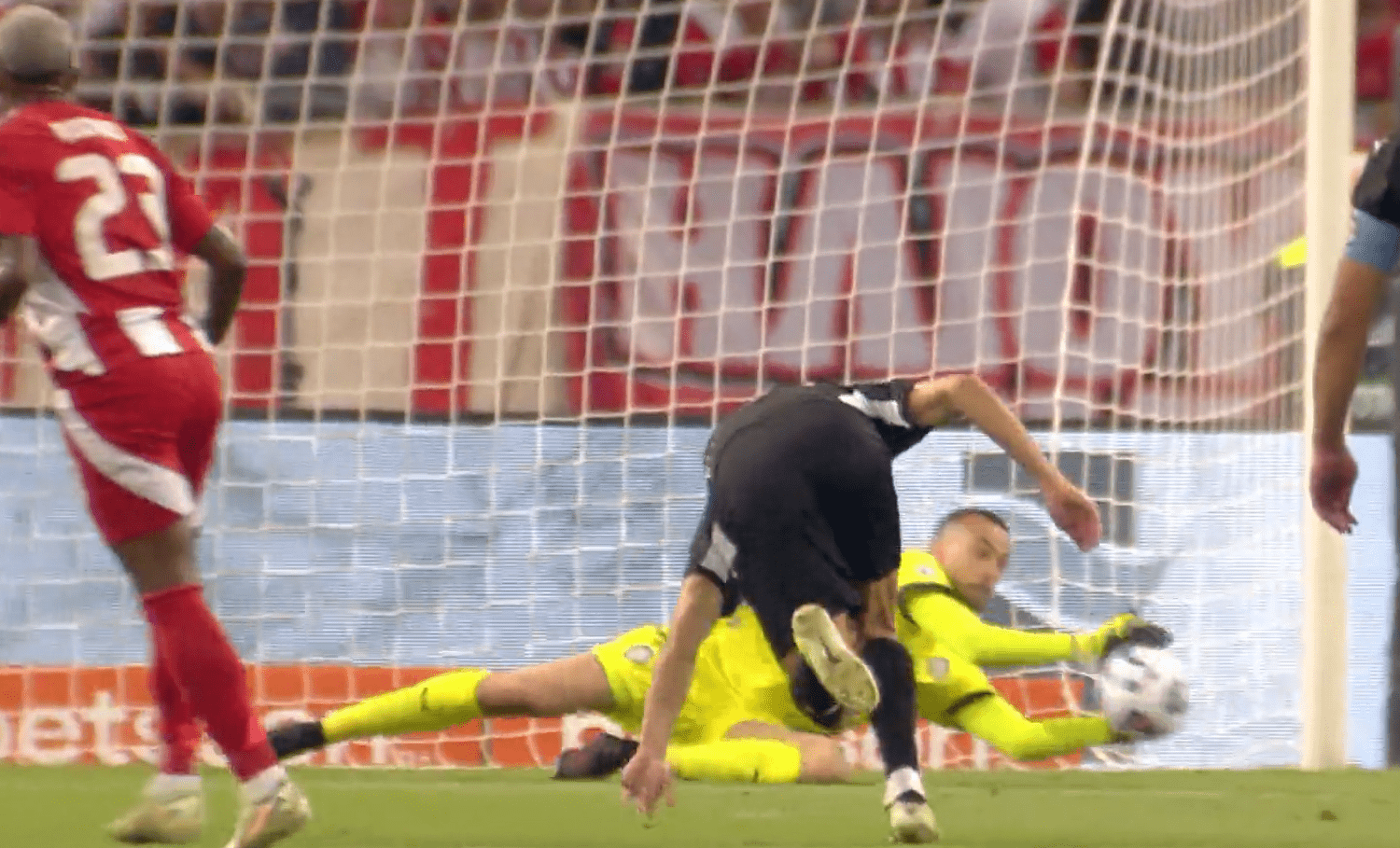 Το σουτ του Ροντινέι και η σωτήρια επέμβαση του Χριστογεώργου (video)
