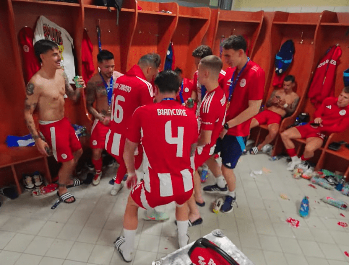 Τα ντεσιμπέλ στα γκολ κι οι χοροί στ' αποδυτήρια - Η παρακάμερα του Ολυμπιακού απ' τον τελικό (video)