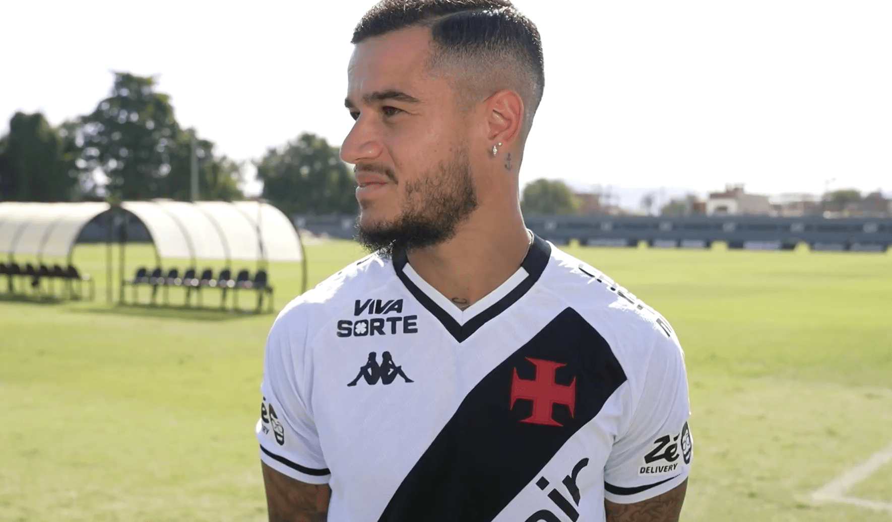 «Πάγωσε» ο Κουτίνιο - Πυροβολισμοί δίπλα του την ώρα που έδινε συνέντευξη (video)