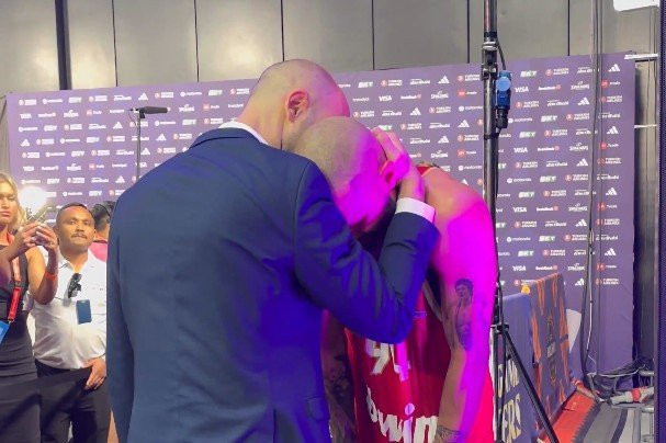 Όλα όσα είπε ο Σπανούλης στον καταρρακωμένο Φουρνιέ: «20 χρόνια, στα 17 υπέφερα – Ψηλά το κεφάλι, θα κερδίσουμε πολλά» (video)