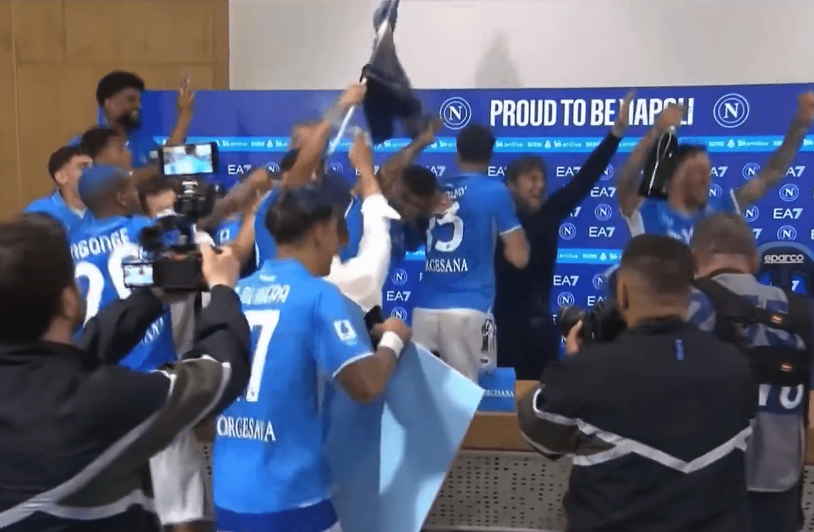Οι παίκτες της Νάπολι διέκοψαν την συνέντευξη του Κόντε για να τον λούσουν με σαμπάνια (video)