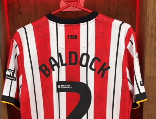 Τρομερή κίνηση απ' τη Σέφιλντ: Έβαλε φανέλες του Μπάλντοκ στα αποδυτήρια εν όψει του τελικού ανόδου