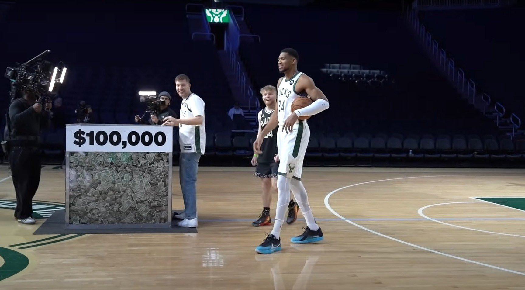 Ο Αντετοκούνμπο και ο MrBeast μοιράζουν 100.000 δολάρια: Ποια η διαδικασία, ποιοι θα κερδίσουν τα χρήματα (video)