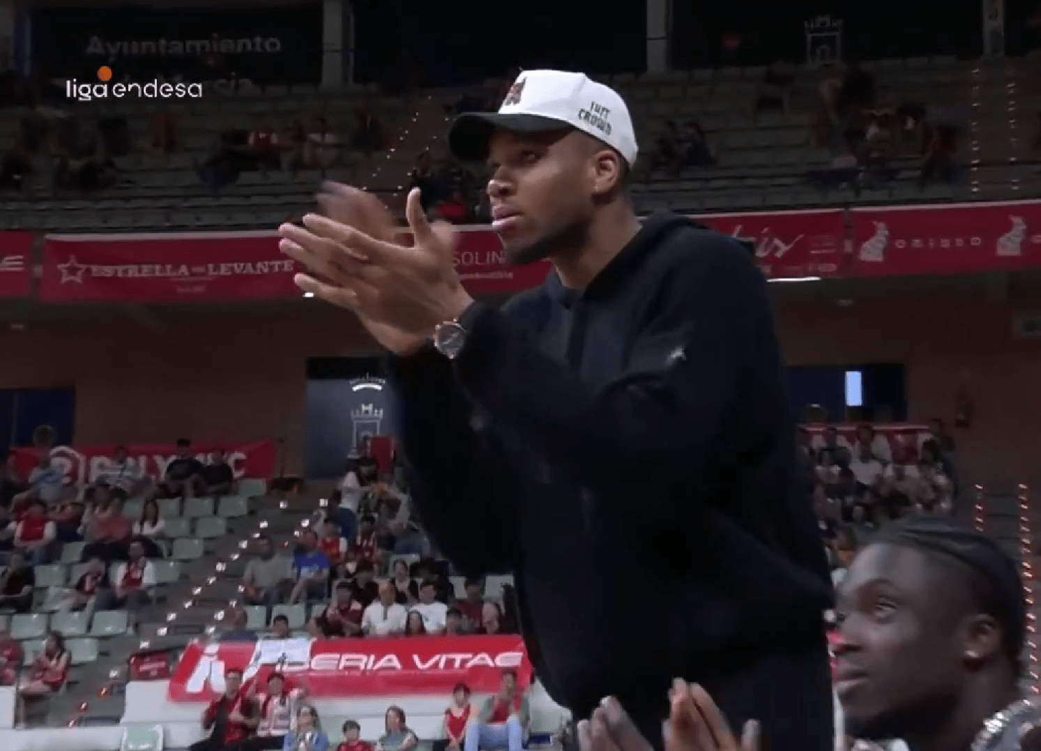 Ο Αντετοκούνμπο βρέθηκε στην Ισπανία και πανηγύρισε έξαλλα στον αγώνα του αδερφού του (video)