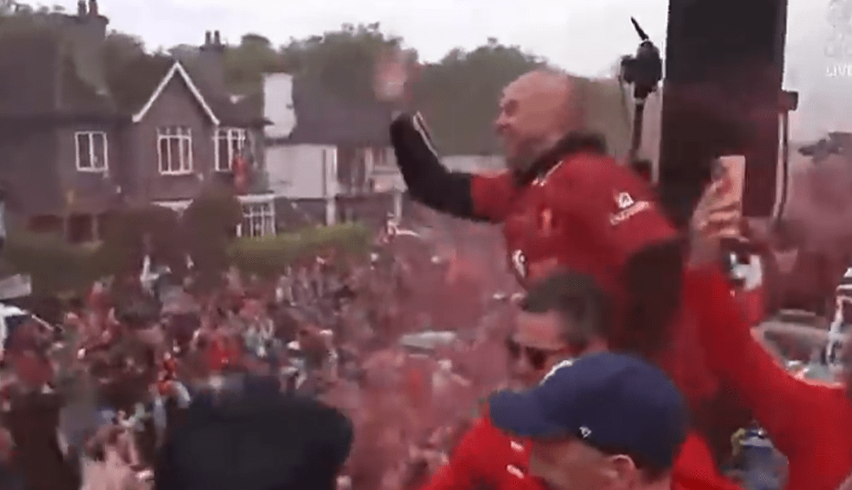 Ο Άρνε Σλοτ δίνει το σύνθημα των πανηγυρισμών στην παρέλαση της Λίβερπουλ (video)