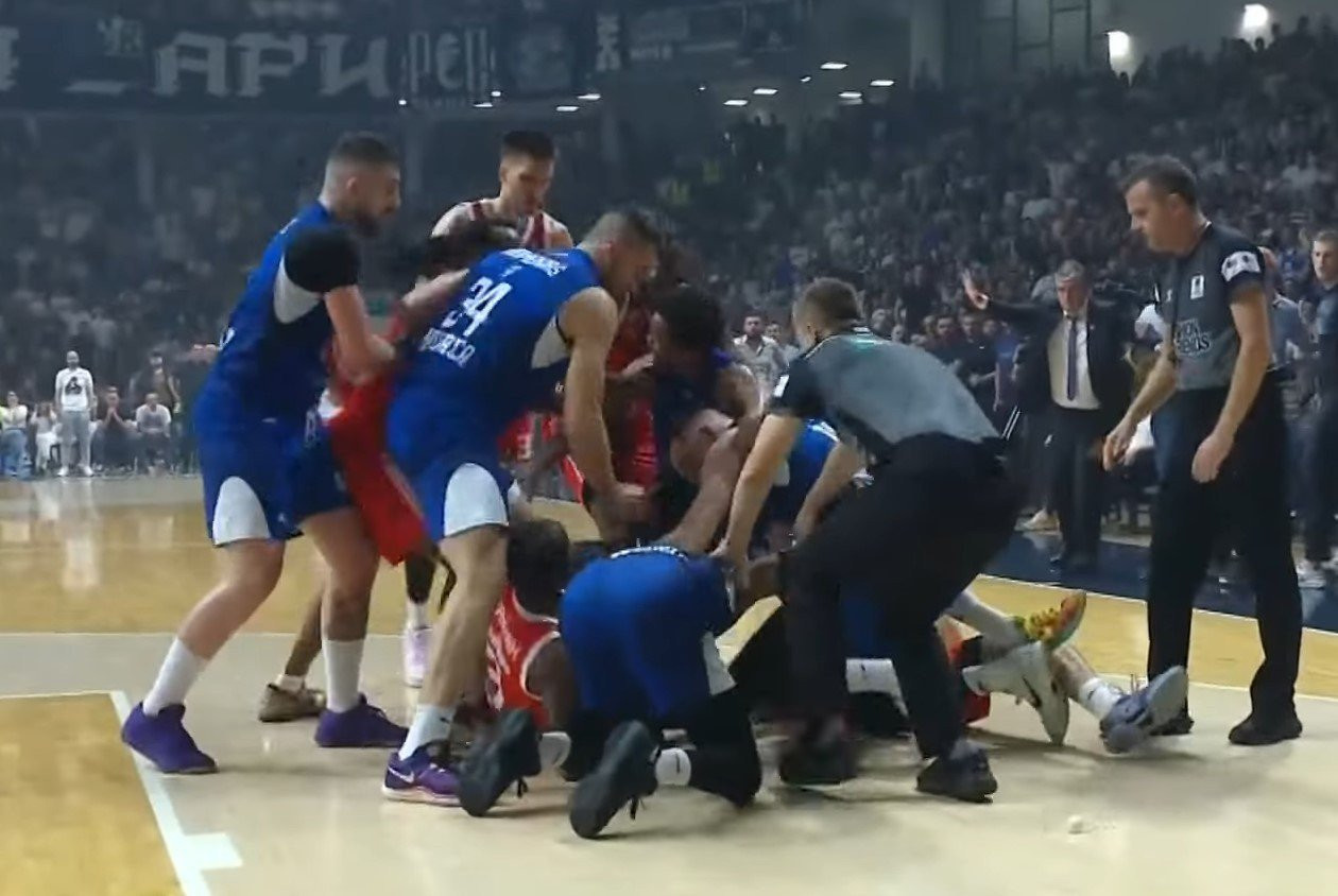 «Χάος» στο Μαυροβούνιο με πρωταγωνιστή τον Κάνααν - Βίδες και πέτρες στο γήπεδο (video)