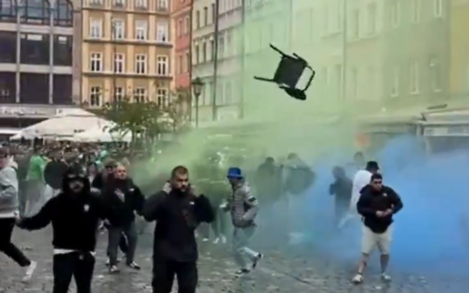 Άγριες συμπλοκές και «ιπτάμενες καρέκλες» μεταξύ οπαδών Μπέτις και Τσέλσι, επενέβη η αστυνομία (video)