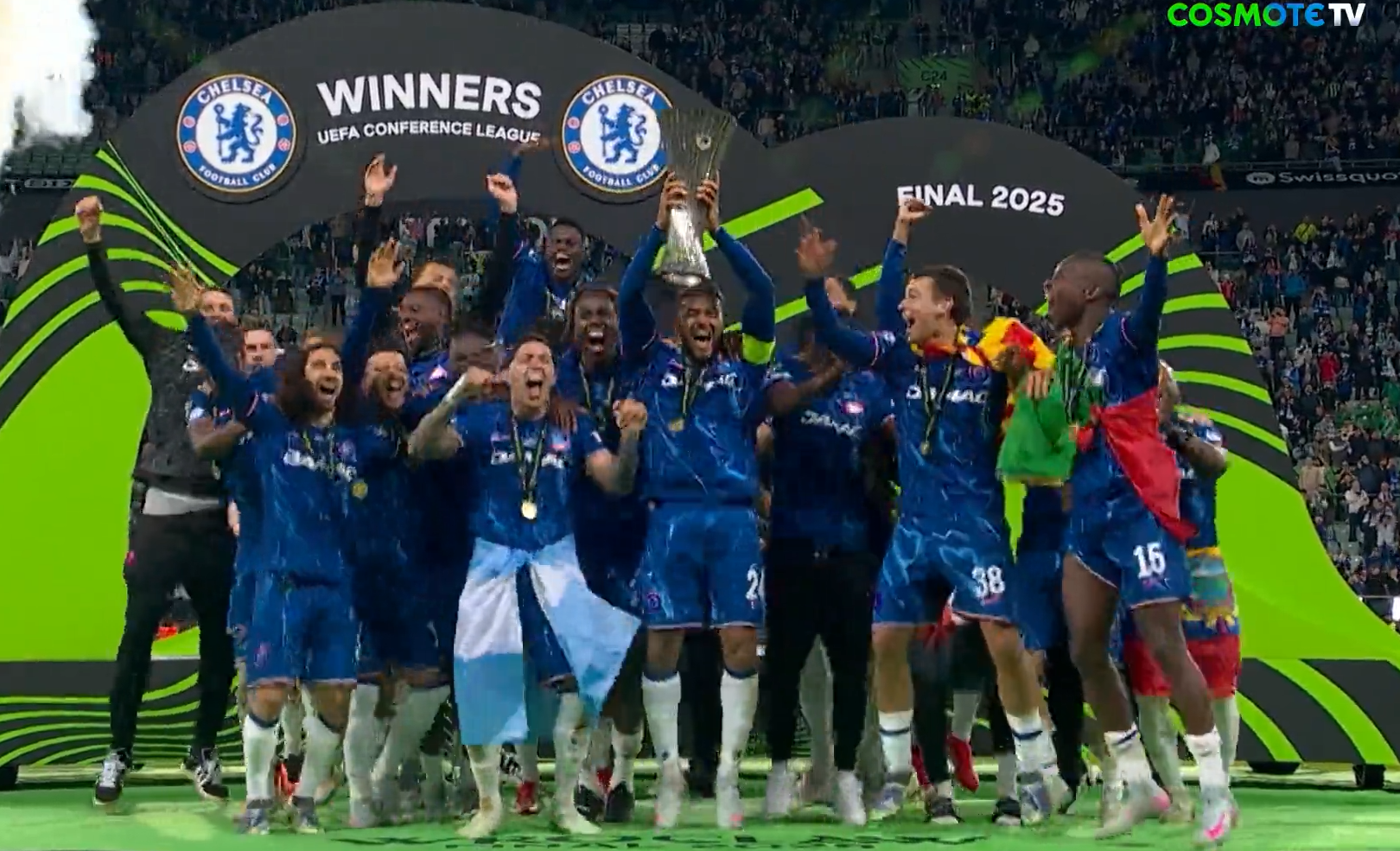 Ο Τζέιμς το σήκωσε στον ουρανό του Βρότσλαβ - Η απονομή του τροπαίου στην Τσέλσι (video)