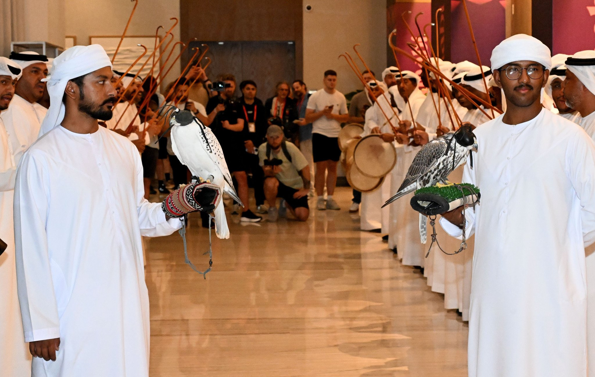 Τα γεράκια και η Ayyala: Τι συμβολίζει για τους Άραβες η τελετή υποδοχής των φιναλίστ της Euroleague