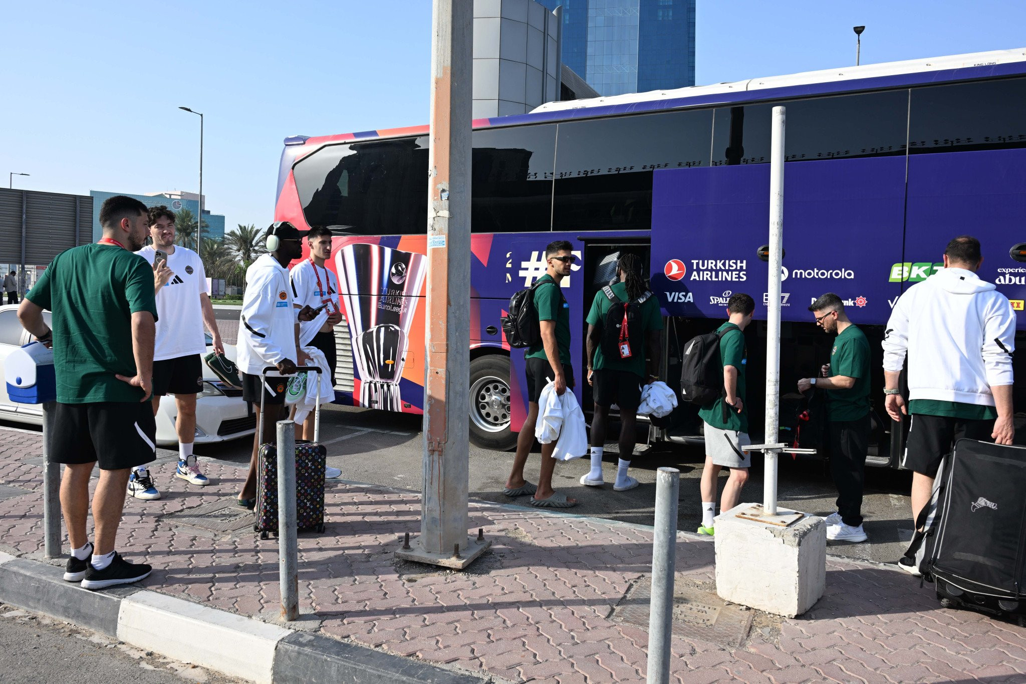 Η αναχώρηση του Παναθηναϊκού για προπόνηση - Ο Παπαπέτρου δυσανασχέτησε με την αφόρητη ζέστη (video)