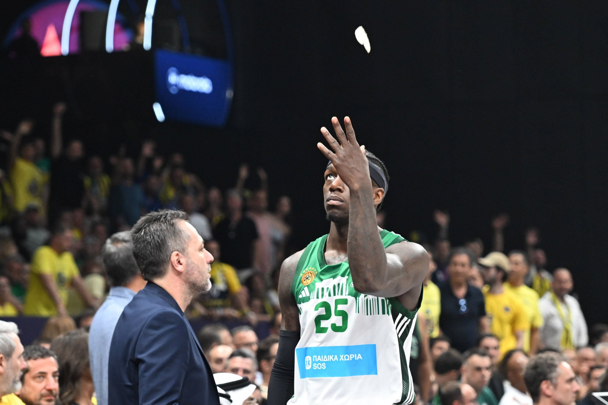 Ο Κέντρικ Ναν πέταξε το μασελάκι του με το που αποβλήθηκε