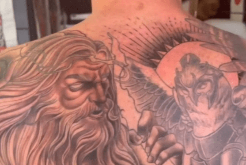 Το εντυπωσιακό τατουάζ στην πλάτη του Μπιανκόν (pics)