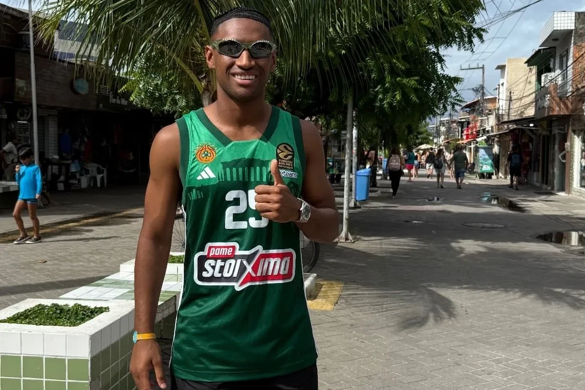 Με φανέλα Κέντρικ Ναν στις διακοπές ο Τετέ