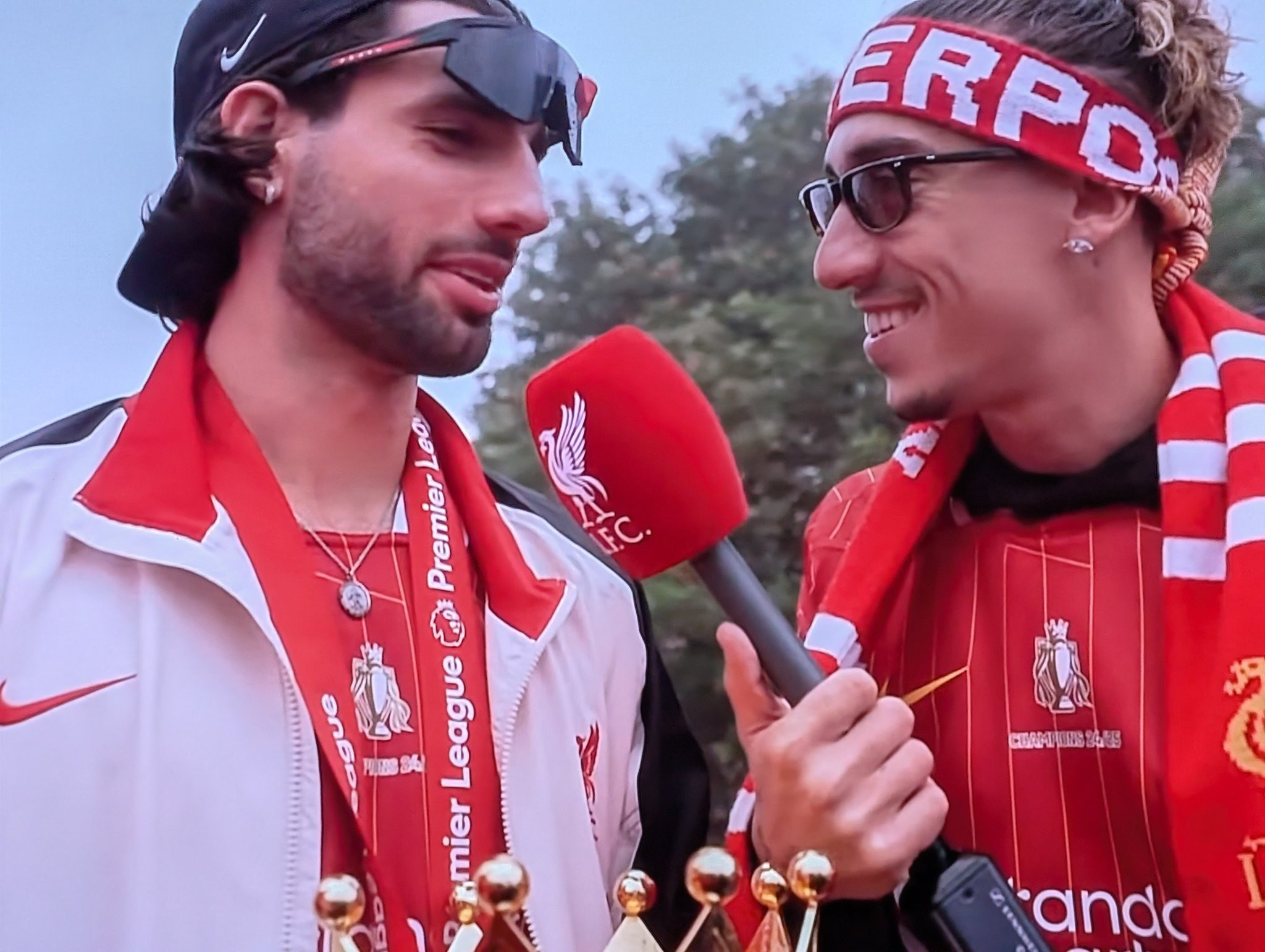 Απίθανος «ρεπόρτερ» Τσιμίκας: Άρπαξε το μικρόφωνο κι έκανε ερωτήσεις στους συμπαίκτες του (video)