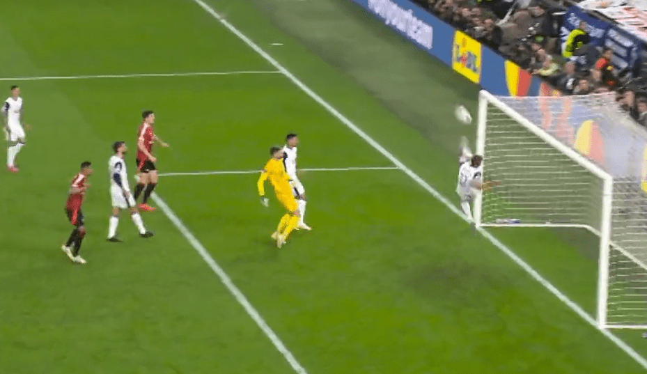 H απίστευτη σωτήρια επέμβαση του Φαν Ντε Βεν επάνω στη γραμμή (video)