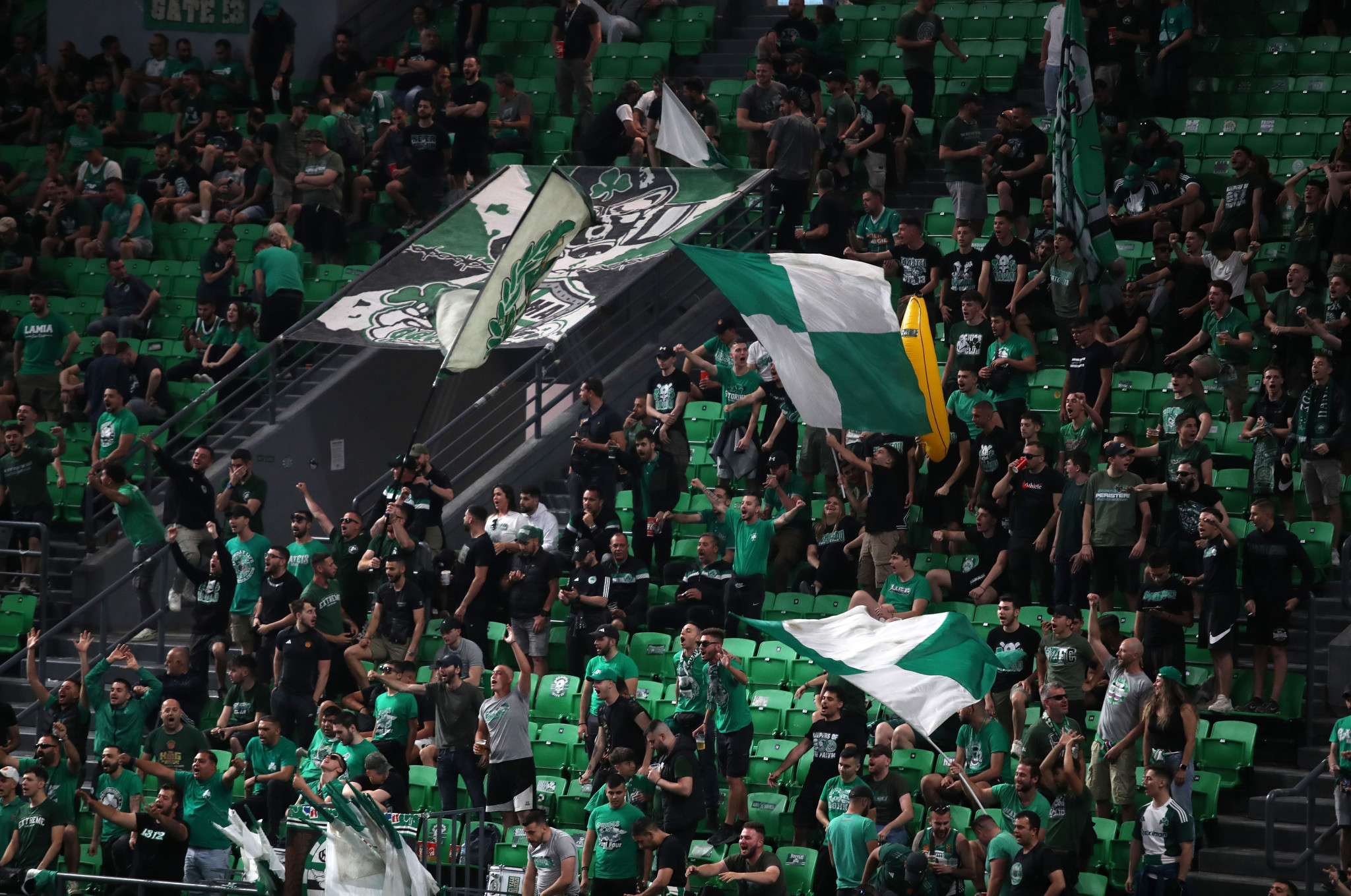 Ελεύθερος NBAer στα επίσημα του ΟΑΚΑ βλέπει τον πρώτο τελικό (video)