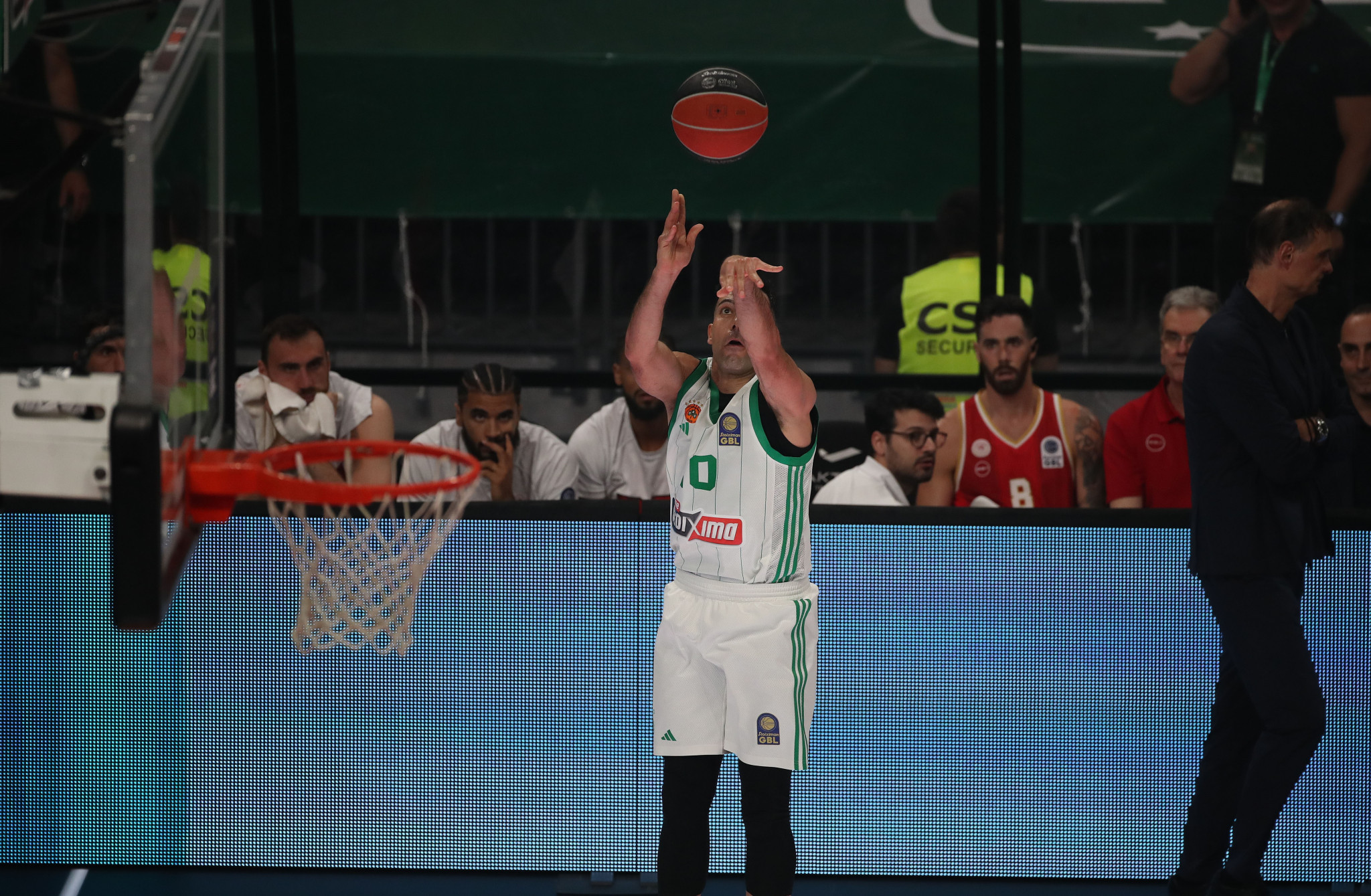 Ο Μπαρτζώκας γύρισε την πλάτη του στο τρίποντο του Σλούκα που «τελείωσε» τον 1ο τελικό (video)